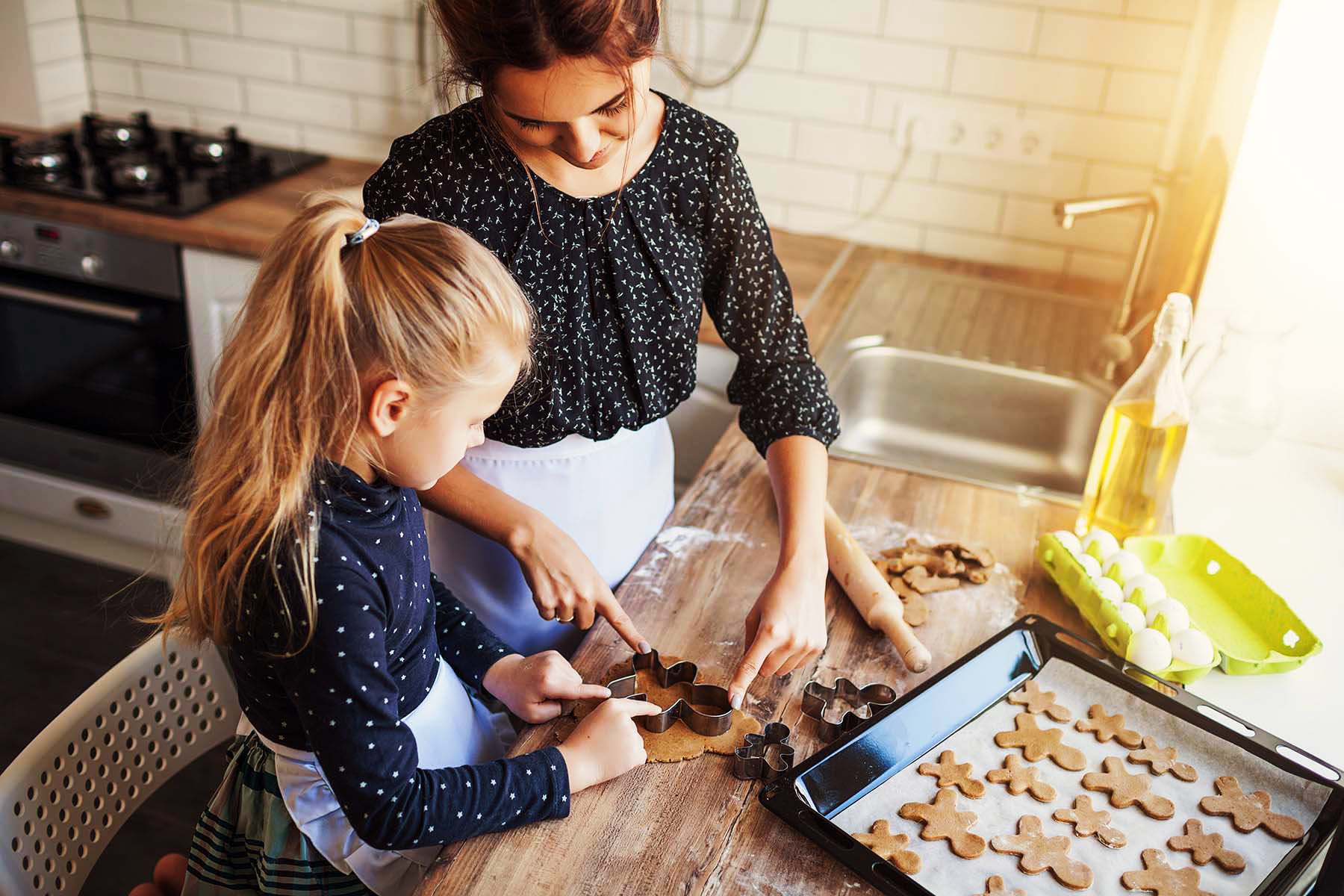 A woman showing a child to bake